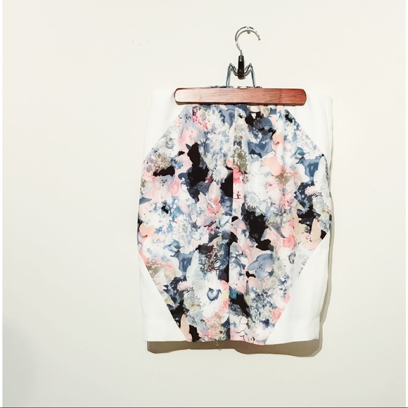 RW&Co beautiful floral white pencil work skirt - Picture 2 of 5